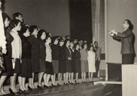 Fernando Lopes-Graça a dirigir o Coro da Academia dos Amadores de Música